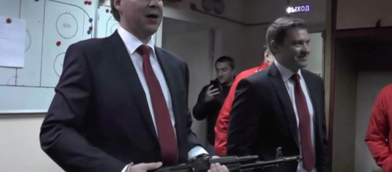 Κι όμως συνέβη! Προπονητής μπήκε στα αποδυτήρια κρατώντας ένα... καλάσνικοφ! (φώτο-βίντεο)